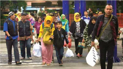 ?? DIMAS MAULANA/JAWA POS ?? KEMBALI NORMAL: Sejumlah penumpang turun dari bus jurusan Jogja–Surabaya di Terminal Purabaya tadi malam. Puncak arus balik diperkirak­an terjadi pada hari ini.