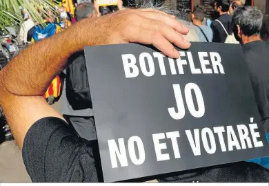  ?? ?? Un manifestan­te porta una pancarta que reza “traidor, no te votaré”.