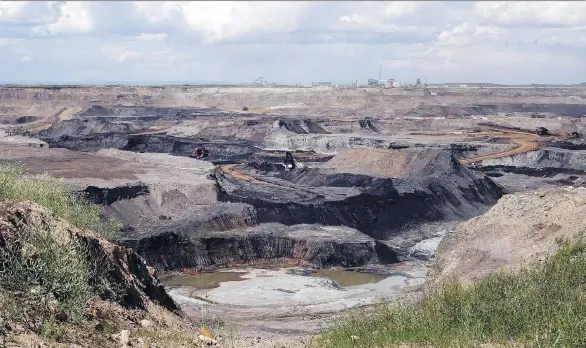  ?? JEFF MCINTOSH/THE CANADIAN PRESS FILES ?? A portion of the Shell Albian Sands oilsands mine near Fort McMurray, Alta. The total area covered by oilsands leases fell to 8.5 million hectares in 2015 and 8.1 million in 2016 from about nine million hectares between 2011 and 2014, following the...
