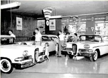  ??  ?? Edsel Ford’s three sons (on the right, Company President Henry Ford II) with an Edsel convertibl­e