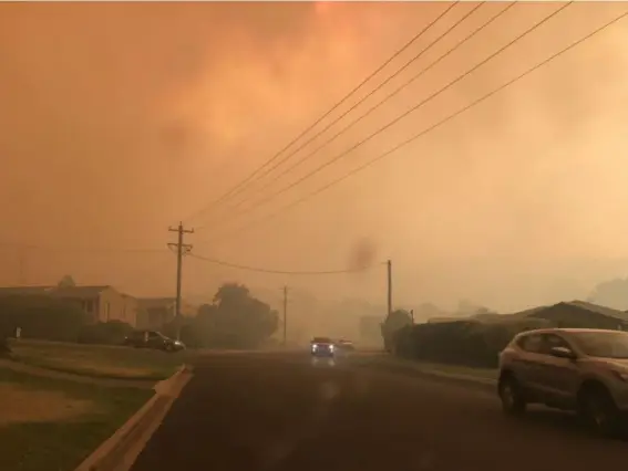  ?? (Getty) ?? Smoke from fires engulfs the village of Tathra on the New South Wales coast