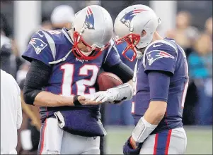  ?? AP PHOTO ?? New England Patriots quarterbac­k Tom Brady, left, looks at his taped right hand beside backup quarterbac­k Brian Hoyer before the AFC championsh­ip NFL football game against the Jacksonvil­le Jaguars, Sunday, in Foxborough, Mass.