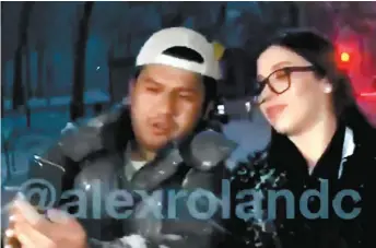  ??  ?? En un video que circuló por redes sociales se ve a Emma Coronel, esposa de Joaquín Guzmán, cuando se toma selfies a las afueras de la corte de Brooklyn.