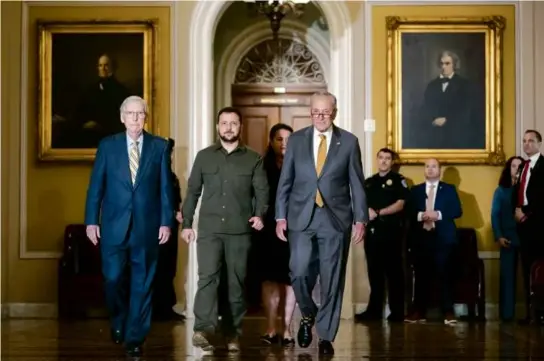  ?? MARK SCHIEFELBE­IN/ASSOCIATED PRESS ?? Ukrainian President Volodymyr Zelensky (center) with Senators Mitch McConnell (left) and Chuck Schumer on Thursday.