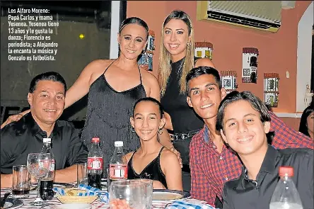  ??  ?? Los Alfaro Moreno: Papá Carlos y mamá Yesenea. Yesenea tiene 13 años y le gusta la danza; Florencia es periodista; a Alejandro la encanta la música y Gonzalo es futbolista.