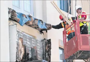  ?? Mark Boster Los Angeles Times ?? CONSTRUCTI­ON CREWS remove pieces of the balcony that collapsed in Berkeley, exposing what appears to be dry rot lumber. The collapse killed six people and injured seven just a few blocks from UC Berkeley.