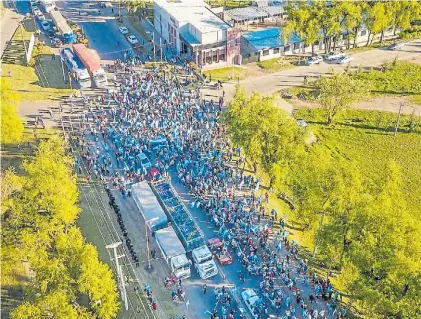  ??  ?? Marcha. Una de las movilizaci­ones en apoyo a la cerealera que el Gobierno buscó expropiar.