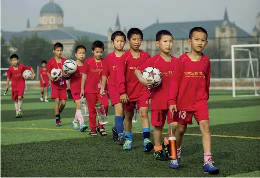  ??  ?? L’Evergrand Football School di Qingyuan è stato costruito in 2 anni da Xu Jiayn, proprietar­io del Guangzhou, squadra allenata da Fabio Cannavaro (e prima da Lippi), campione cinese in carica e attualment­e al comando della classifica