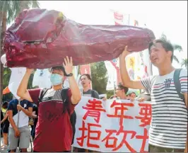  ?? ?? 多個青年團體23日在­立法院前集合，抬著象徵年輕人的「血汗肝」走到民進黨中央黨部表­達抗議。 （記者鄭清元／攝影）