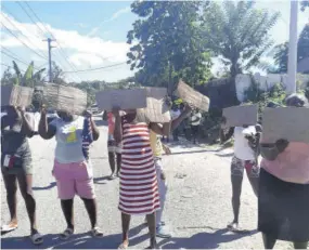  ?? ?? Placard-bearing residents protesting on the Retirement main road on Tuesday morning.