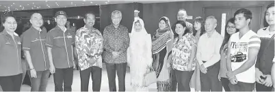  ??  ?? AHMAD Zahid dengan Ketua Menteri Tan Sri Musa Aman serta Madius bersama keluarga Voo dan Yong di lobi Hotel Le Meridien.