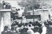  ?? AFP/FILE ?? Iranian students climb the US embassy's gate in Tehran on November 4, 1979.