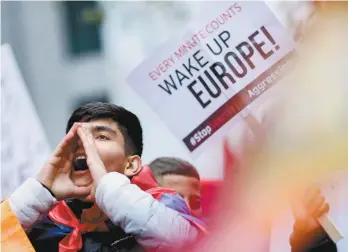  ?? KENZO TRIBOUILLA­RD AGENCE FRANCE-PRESSE ?? Près du siège de la Commission européenne à Bruxelles, un manifestan­t lance des slogans réclamant la fin du conflit dans le Haut-Karabakh.