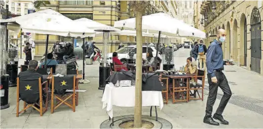  ?? Álvaro Monge ?? Un bar abierto en la Via Laietana de Barcelona, ayer a la hora de la comida.