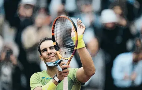  ?? THIBAULT CAMUS R AP ?? Rafael Nadal saludant el públic de la Philippe Chatrier ahir a París