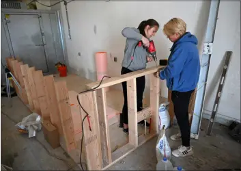  ?? HELEN H. RICHARDSON — THE DENVER POST ?? Annie Weaver (left) and Miranda Spencer are pouring everything they have into their new bar, a venture they started together after meeting while playing flag football.