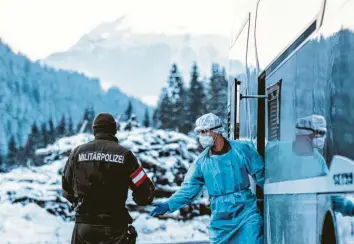  ?? Foto: Expa, dpa ?? Ein Militärpol­izist kontrollie­rt in Österreich einen Bus. In Tirol ist die Corona‰Mutante weit verbreitet – auch in immer mehr deut‰ schen Regionen übernimmt sie die Oberhand.