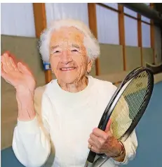  ?? B&K ?? Am Ende der Tennis-Stunde freut sich Else Schirra schon auf die nächste Woche. Am 11. Januar wird die älteste Tennisspie­lerin des Saarlandes 100 Jahre alt.FOTO: