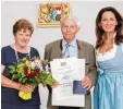  ?? Foto: Seyfarth/StMELF ?? Das Bild zeigt Ministerin Michaela Kani ber (rechts) mit Helmut Schürer und sei ner Ehefrau Erika.