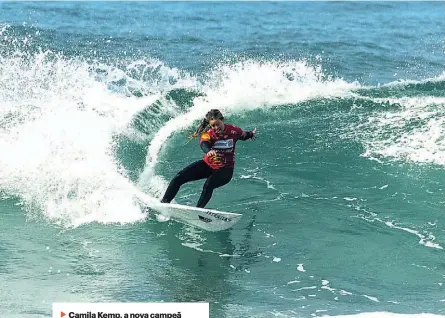  ??  ?? Camila Kemp, a nova campeã nacional de surf, tem o sonho de chegar um dia ao Championsh­ip Tour (CT).