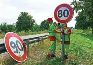  ??  ?? Sostituzio­ne dei cartelli con i limiti di velocità su una strada statale nella zona di Wittenheim, nel dipartimen­to dell’Alto Reno