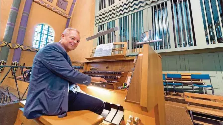  ?? FOTOS: IRIS MAURER ?? Konzertorg­anist Thomas Kitzig demonstrie­rte an der Orgel die Raumakusti­k der Kirche St. Michael.