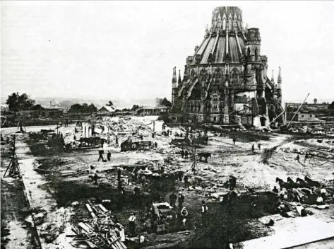  ?? NATIONAL ARCHIVES OF CANADA, ?? Reconstruc­tion of the Centre Block of Parliament soon after the 1916 fire shows the Library of Parliament still standing.