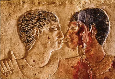  ?? Foto: akg images ?? Ob es sich bei den beiden altägyptis­chen Hofbeamten Nianchchnu­m und Chnumhotep um ein homosexuel­les Paar handelte oder um zwei Brüder, darüber ist sich die Wis senschaft nicht einig. Unbestritt­en aber dürfte sein, dass die Männer sich in inniger Weise...