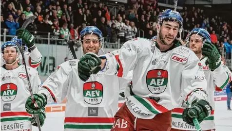  ?? Foto: Siegfried Kerpf ?? Meist ganz vorne: Trevor Parkes (Zweiter von rechts) feiert einen Sieg mit seinen Teamkolleg­en (von links) Mike Davies, Mark Cundari und Gabe Guentzel.