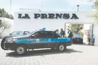  ?? EFE ?? La Policía bloqueo el acceso a las instalacio­nes del diario nicaragüen­se