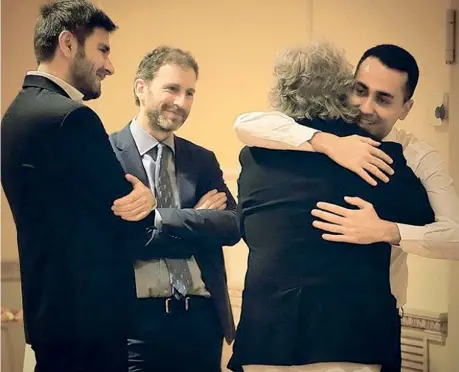  ??  ?? Sorrisi L’abbraccio tra Luigi Di Maio, 31 anni, e Beppe Grillo, 69 , ieri a Roma con Alessandro Di Battista, 39, e Davide Casaleggio, 42. Nella pagina accanto
Di Maio in conferenza stampa all’hotel Parco dei Principi