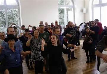  ??  ?? Les membres du Gambaru (à droite de la photo) ont fait passer un après-midi tout en joie, en danse et en musique à la centaine de personnes présentes au salon Katherine Mansfield. (Photo N. D.)