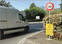  ?? (Photo R. P.) ?? La municipali­té met en avant la dégradatio­n de la route et des bas-côtés pour justifier l’installati­on des panneaux aux entrées du village.