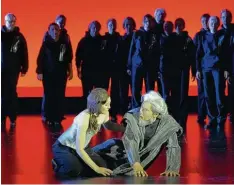  ?? Foto: Martin Kaufhold/Theater Ulm ?? Tochter und Vater zwischen Hass und Mitleid: Abigaille (Edith Lorans) und König Na bucco (Kwang Keun Lee).