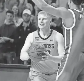  ?? BRYAN TERRY/THE OKLAHOMAN ?? Oklahoma State’s Trey Reeves passes the ball against OU in 2020.