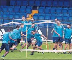  ??  ?? ALEGRÍA. El Villarreal se entrenó ayer en el estadio del partido.
