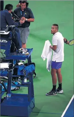  ??  ?? PESADILLA. Kyrgios discute con el juez de silla el martes en su partido.