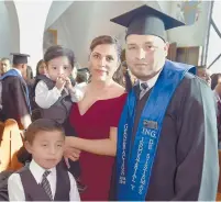  ??  ?? Familiares acompañand­o a los graduados en misa de acción de gracias