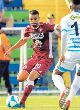  ?? JOSÉ CORDERO ?? Saprissa le pasó por encima a la UCR en el Estadio Cuty Monge, de Desamparad­os. Mariano Torres (20) hizo dos goles.