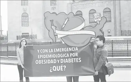  ??  ?? Integrante­s de El Poder del Consumidor se manifestar­on el pasado 17 de octubre frente a oficinas de la Secretaría de Salud en la Ciudad de México ■ Foto María Luisa Severiano