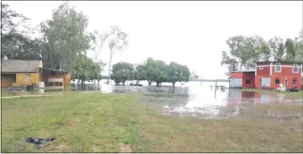  ??  ?? El agua del río Paraná ya sobrepasó la cota normal que es de 1,80 metros. Ayer estaba en 4,65 metros.