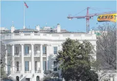  ?? FOTO: AFP ?? „Wehrt euch“, heißt es auf dem Banner, das Greenpeace-Aktivisten an diesem Kran befestigte­n.