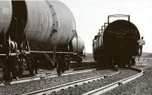  ?? Bob Owen / San Antonio Express-News ?? The oil glut has traders turning to rail cars to store crude.