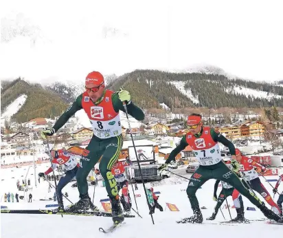 ?? FOTO: DPA ?? Der deutsche Nordische Kombiniere­r Johannes Rydzek führt Ende 2018 das Feld beim Weltcup in Ramsau vor seinem Teamkolleg­en Fabian Rissle an. Beide gehören bei der Nordischen Ski-WM in Seefeld zu den Favoriten auf die Medaillen.