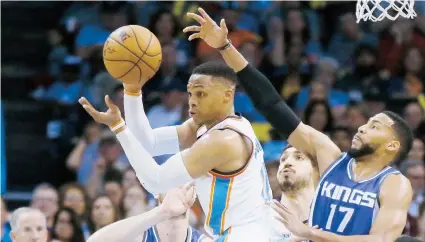  ??  ?? Russell Westbrook, del Thunder, busca pasar el balón ante la defensa de Georgios Papagianni­s, de Sacramento, durante el partido de ayer en la tarde.