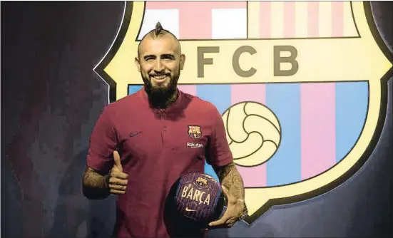  ?? ANA JIMÉNEZ ?? Arturo Vidal ya lució anoche el escudo del Barça en la FCBotiga antes de la revisión médica y la presentaci­ón de hoy