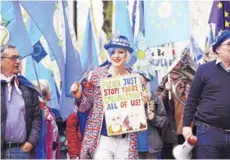  ??  ?? ► Manifestac­iones contra el Brexit ayer en Londres.