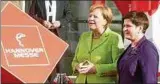  ??  ?? Kanzlerin Merkel und Polens Ministerpr­äsidentin Beata Szydlo eröffnen die Hannover Messe. Foto: dpa