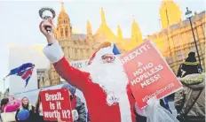  ??  ?? Disfrazado de Santa, un hombre protesta por la salida de Reino Unido de la UE.