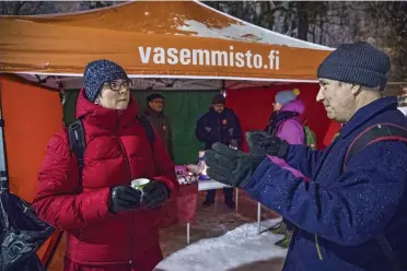  ??  ?? ■
Ett av Merja Kyllönens budskap är att alla politiska beslut måste utgå från en hållbar klimatpoli­tik. Det är ändå ganska folktomt kring valtältet, antagligen för att regnet smälter bort dagens snö. ■■■Merja Kyllönen är på språng – igen. Hon inledde...